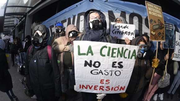 Estilo Eternauta: los científicos protestaron vestidos como Juan Salvo, bajo el lema “nadie se salva solo”