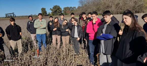 El INTA Chascomús, clave para el desarrollo agropecuario: estudiantes de la UADE conocieron la innovación en Chacra Experimental Manantiales