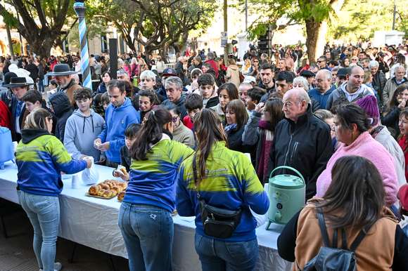 La plaza Independencia se volvió una verdadera fiesta para celebrar el cumpleaños de Chascomús