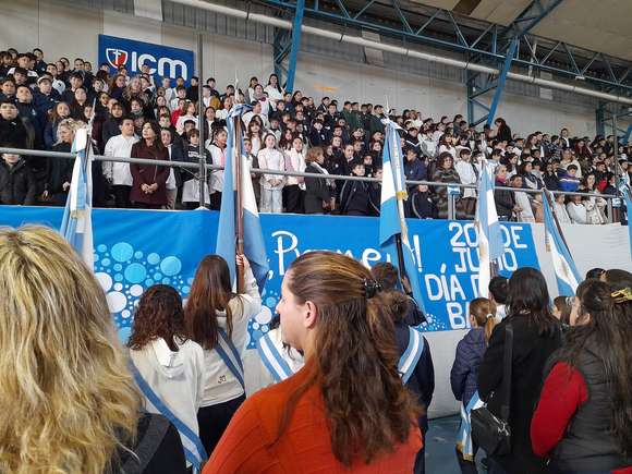 Las escuelas de Chascomús rindieron homenaje a Belgrano con una emotiva promesa a la Bandera