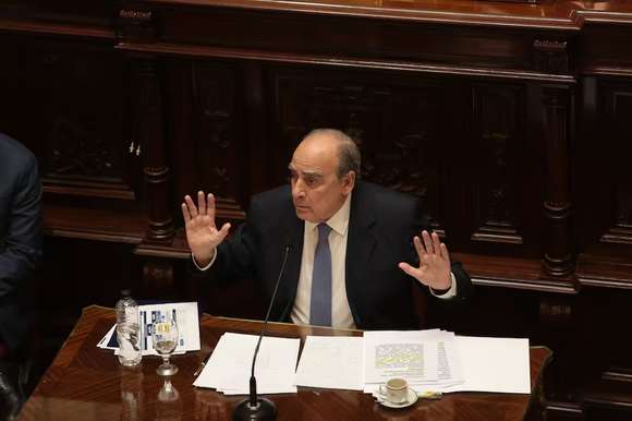 Francos defendió el veto a Bahía Blanca y después se retiró del Senado en medio de un escándalo