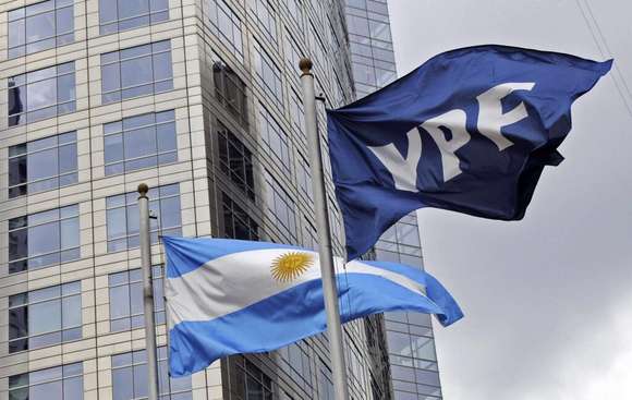 Ordenan ceder el 51% de las acciones de YPF a beneficiarios del fallo por la expropiación