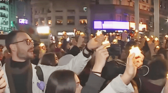 Crisis en el Garrahan: multitudinaria concentración en el Obelisco con velas y corazones violetas