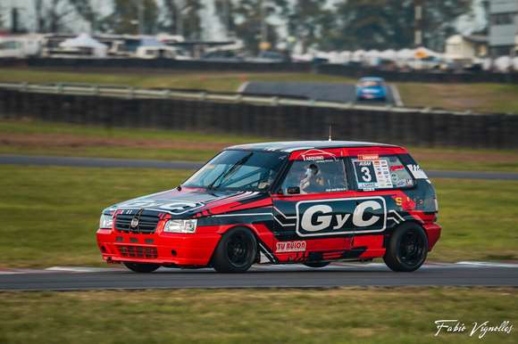 Juanchi Gárriz fue protagonista en La Plata: gran largada, toque desafortunado y promesa de revancha para el domingo