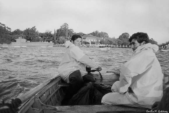 Una imagen que viaja en el tiempo: Emilio Mariano Gutiérrez y una postal nostálgica de la laguna de Chascomús