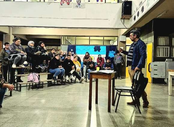 De la escuela a la Casa de Casco: Juan Patricio Wallace fomenta la literatura en todas las edades de Chascomús