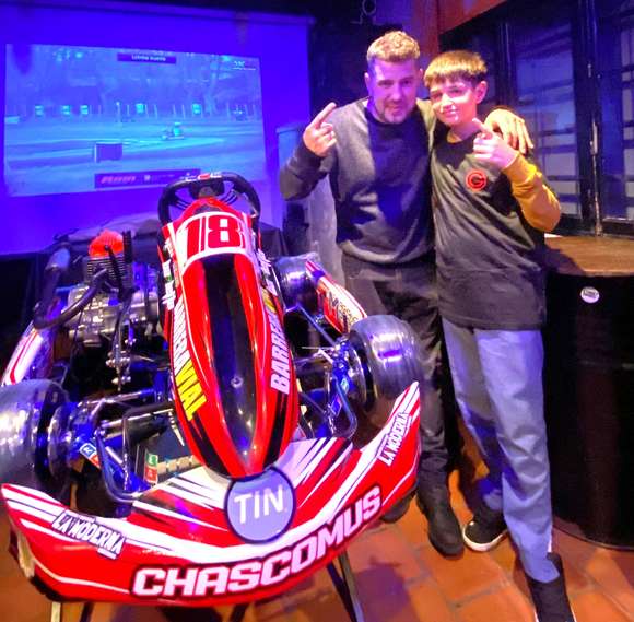 Mariano Moyano presentó su nuevo karting en Chascomús