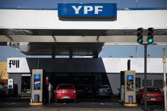Caen las ventas de nafta y gasoil, pero los usuarios se vuelcan a la premium