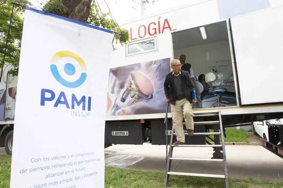 Denuncian sobreprecios pagados por PAMI en la compra de lentes intraoculares