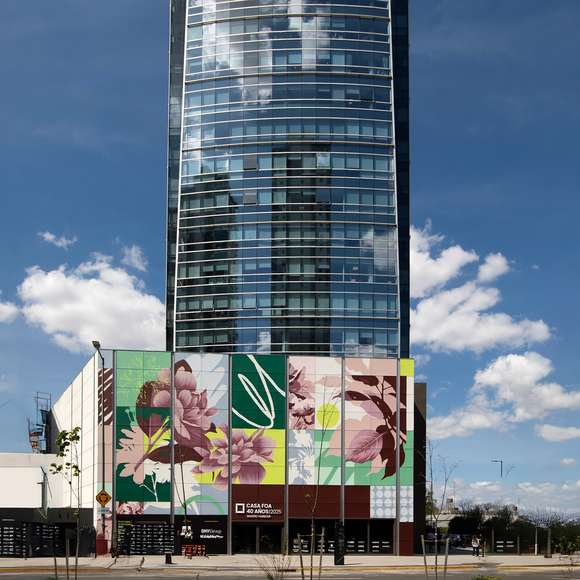 El dúo Cíclope lleva su arte a Casa FOA 2025 con un mural que cubre toda la fachada