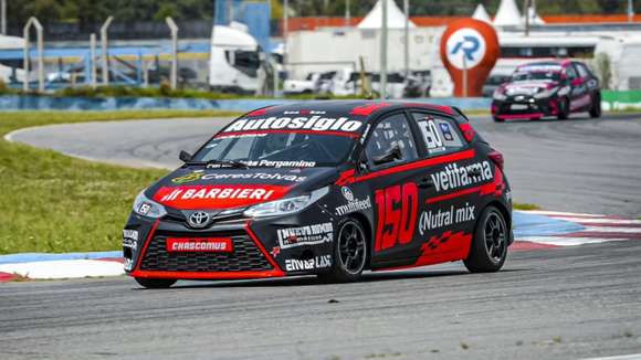 Juancho Eluchans, tercero en una gran serie de la Clase 2 del Turismo Nacional en Rosario