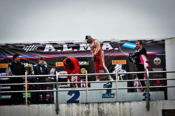 Juanchi Gárriz volvió con todo: triunfo y podio en el autódromo de La Plata