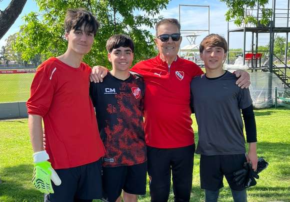 Jóvenes arqueros de Unión Deportiva probaron suerte en Independiente junto a Pepe Santoro