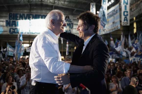 Axel Kicillof de campaña con Jorge Taiana apuntó a la “calamidad” que genera Milei