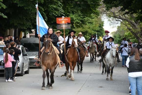 Colorido desfile tradicionalista por las calles de la ciudad