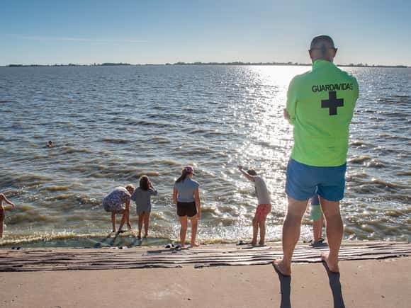 Se inició el servicio municipal de guardavidas en la laguna de Chascomús
