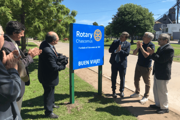 Gastón en la bienvenida al Gobernador del Rotary Club: Se inauguraron carteles señalizadores en la Plazoleta de la Paz