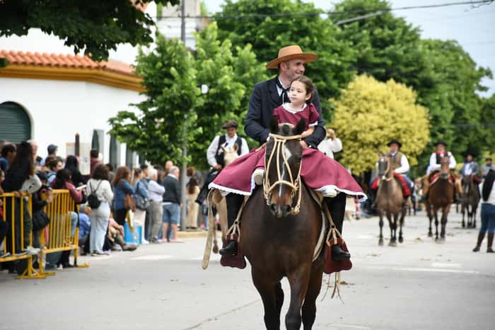 Colorido desfile tradicionalista por las calles de la ciudad