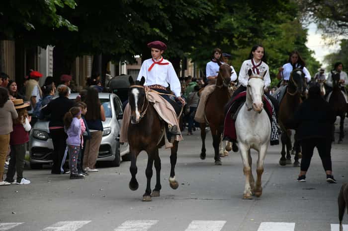 Colorido desfile tradicionalista por las calles de la ciudad