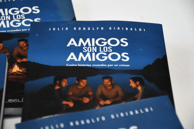 Giribaldi presentó su libro “Amigos son los amigos”