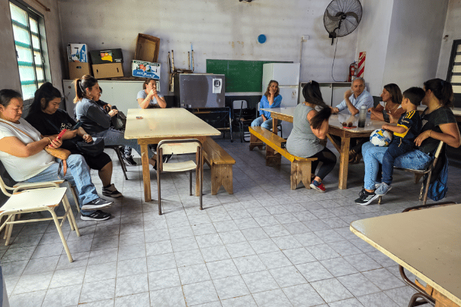 Javier Gastón entregó 11 nuevos carnets de manipulación segura de alimentos