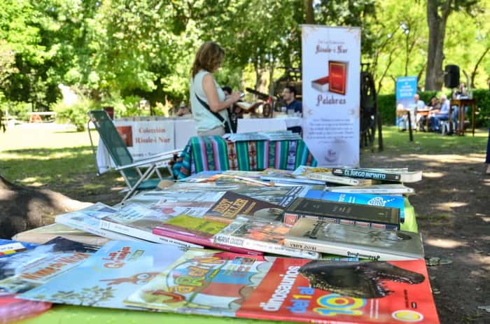 La Feria del Libro de Chascomús cerró una exitosa edición con gran afluencia y la inauguración de la muestra "El hábitat que habitamos"