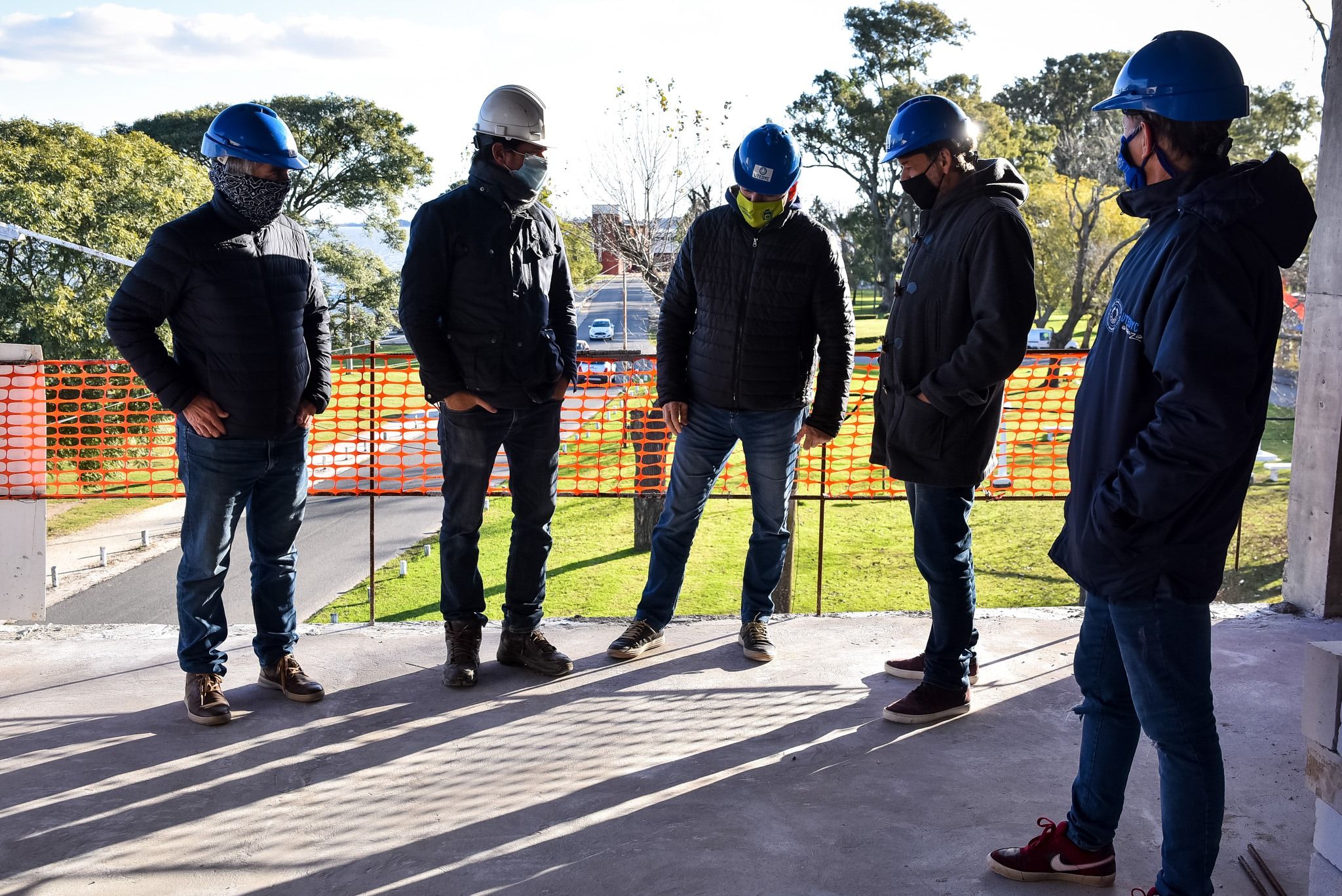 Funcionarios municipales y autoridades de UTEDYC recorrieron las obras del hotel en costanera y la nueva plaza en barrio El Algarrobo