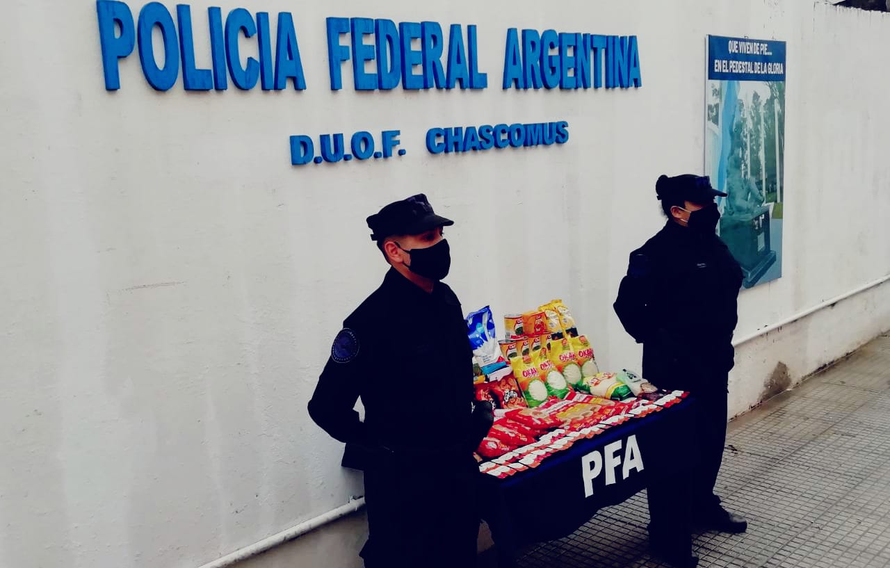 La Policía Federal de Chascomús entregó alimentos al comedor y merendero “Padre Mujica”