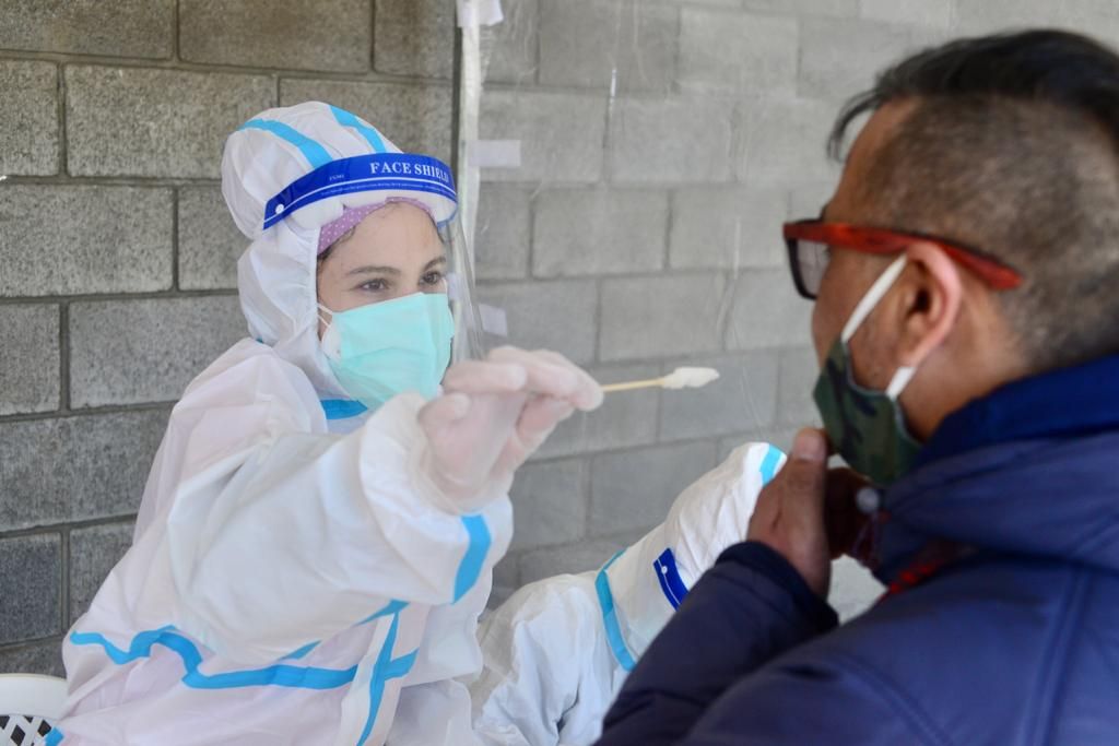 Pandemia: bajan los casos, avanza la vacunación, pero la cifra de fallecidos sigue arriba de los 400 por día