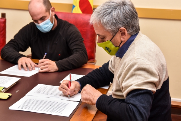 Firmaron ayer el contrato para la repavimentación de uno de los accesos al barrio Los Sauces