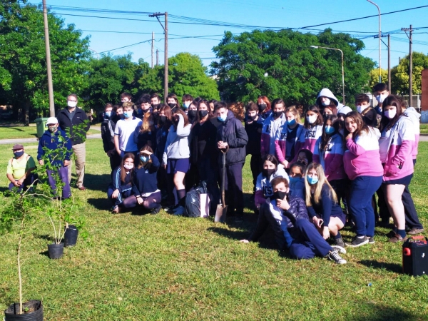 Alumnos de la escuela Nuestra Señora de Luján plantaron árboles en el bulevar Scalabrini Ortiz