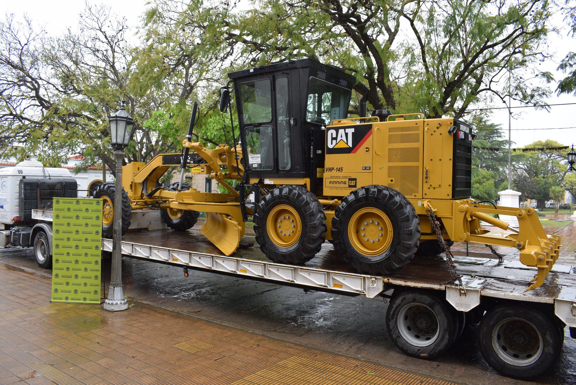 Intendentes suscribieron al programa Provincia Leasing: adquisición de una motoniveladora Caterpillar 140K en Chascomús