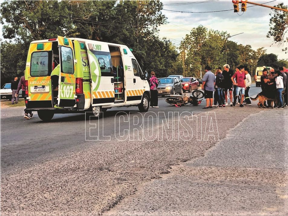 Accidente de tránsito entre moto y ambulancia en Avenida Alfonsín y Bahía Blanca