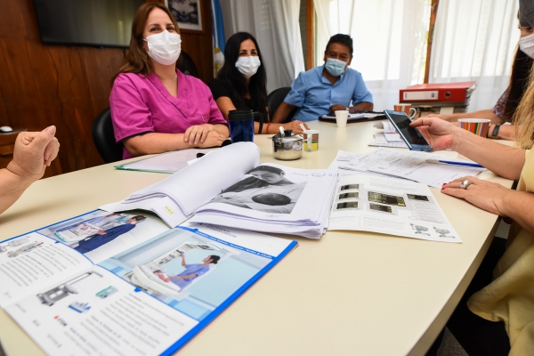 Reunión para evaluar nuevo equipamiento para la sala de pediatría del Hospital