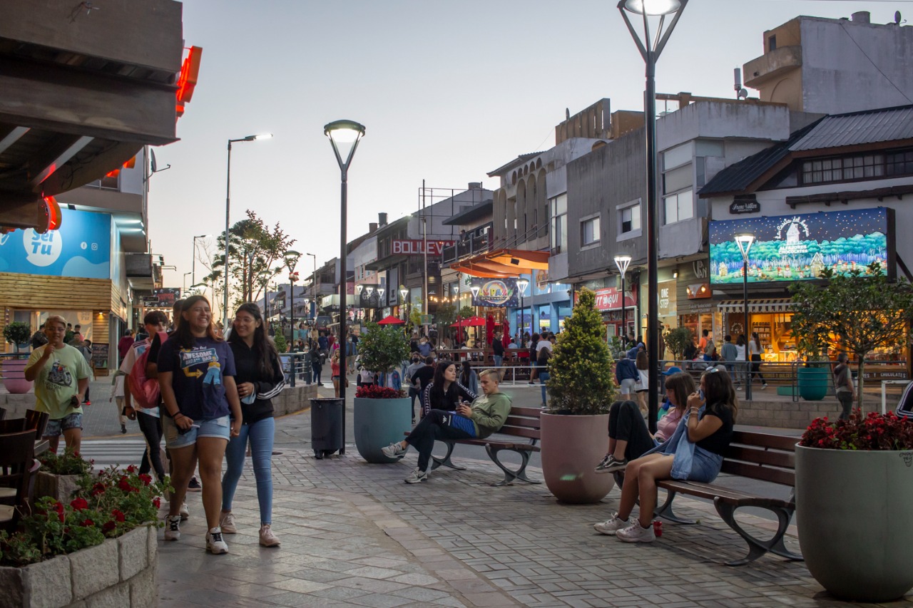 Pese a la fuerte suba de contagios, por ahora la Provincia no analiza restricciones