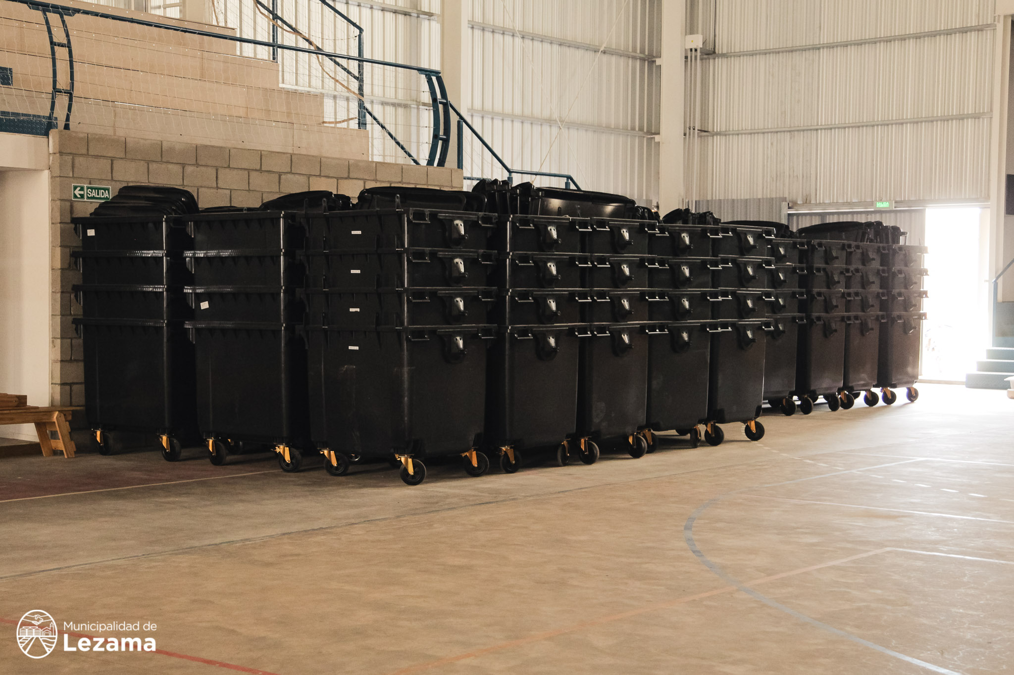 Comienzan a colocar contenedores en barrios de Lezama para recolectar la basura