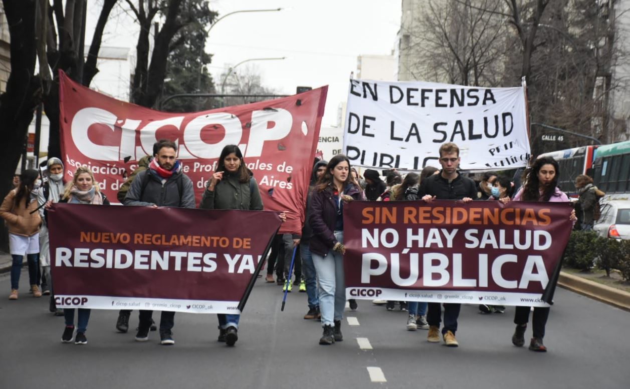 Residentes de centros de salud bonaerense realizaron un paro y una marcha en La Plata