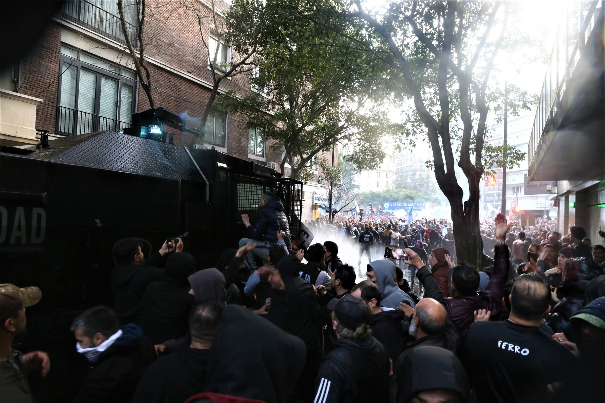 El PJ repudió el accionar de la Policía de la CABA y llamó a la militancia a permanecer “en alerta”