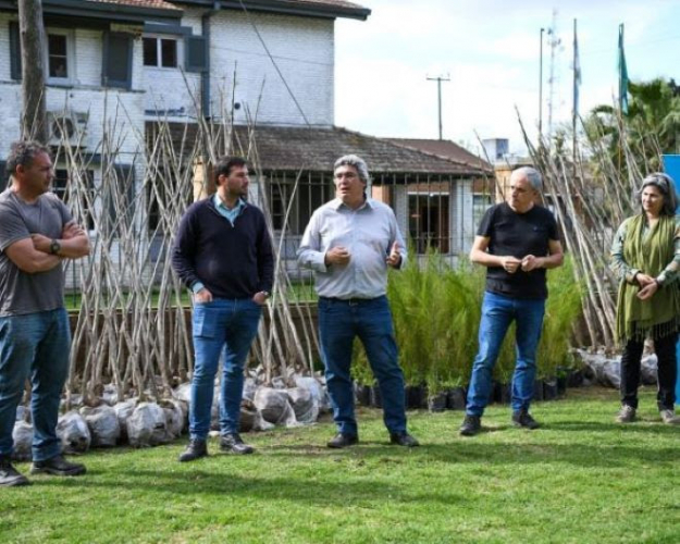 Ministro de Desarrollo Agrario entregó más de 1700 árboles a municipios y escuelas bonaerenses en Chascomús