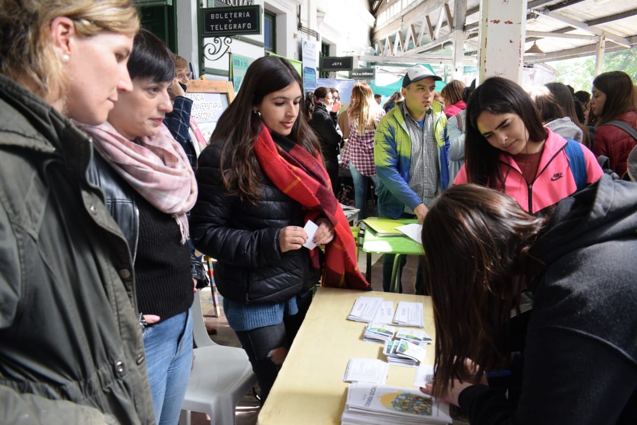 Oferta académica: Gran cantidad de jóvenes participaron ayer de la Feria Educativa local