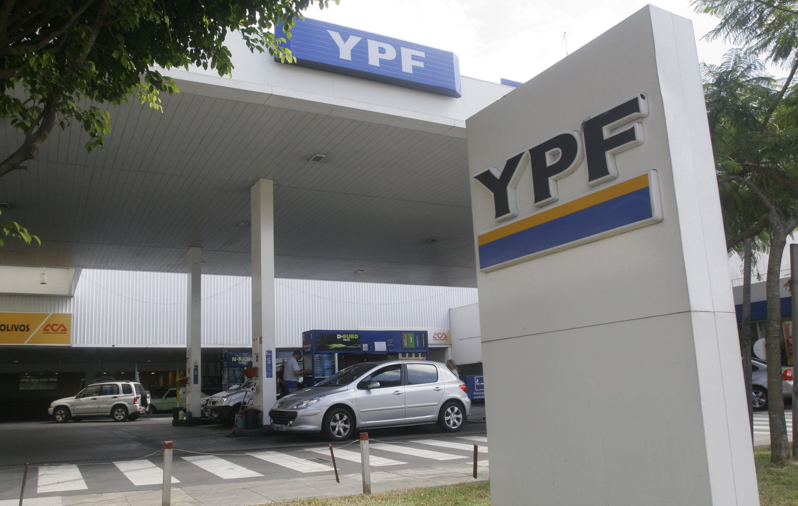 YPF subió el precio de las naftas el 6% y la premium ya acumuló un 61% en el año