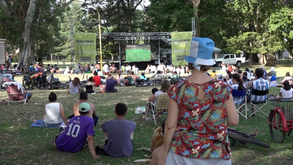 Pantalla gigante en el parque para alentar a la selección en la semifinal del mundial