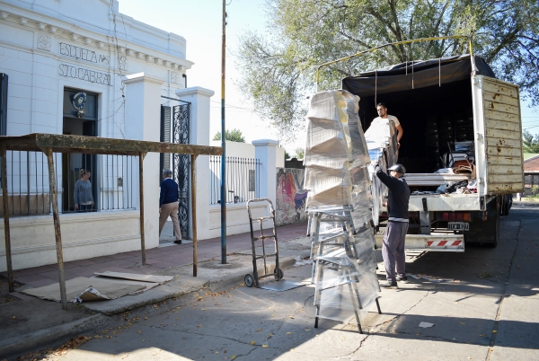 Entrega de nuevo mobiliario para escuelas primarias y secundarias de Chascomús