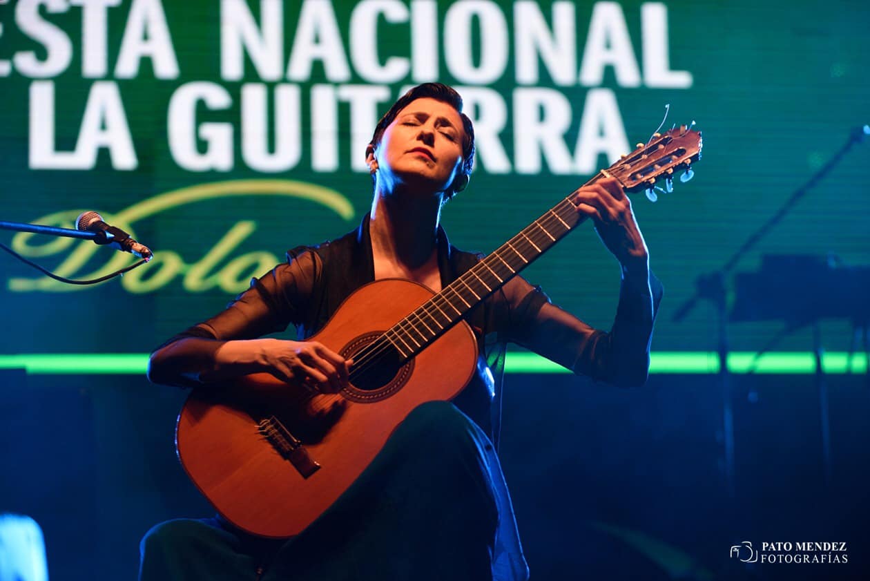 La guitarrista chascomunense Mirta Álvarez se presenta este sábado en el teatro municipal Brazzola