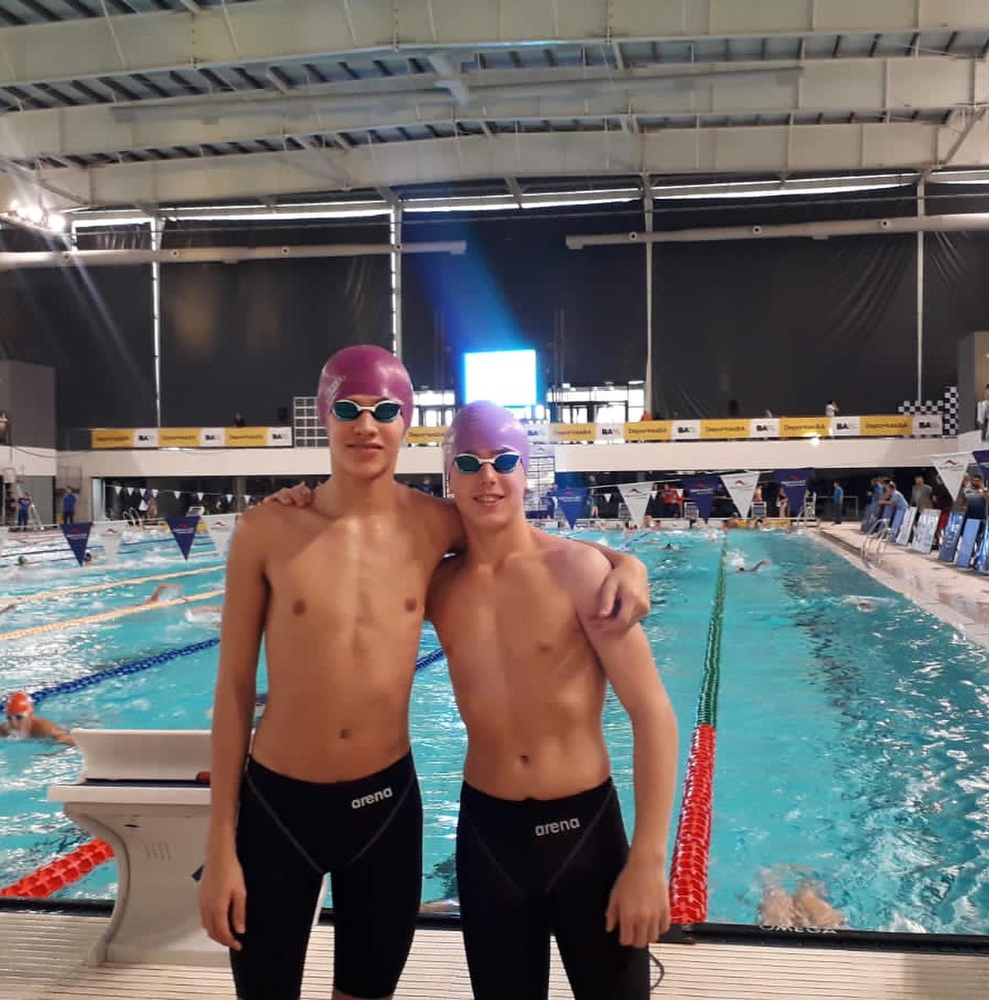 Francesco Squeo Lapun y Alejo Castillo en el campeonato nacional de cadetes de natación