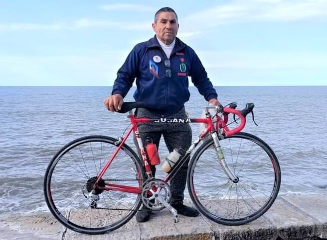 En su tercera travesía, el ciclista Omar Rojas llegará esta tarde a Chascomús