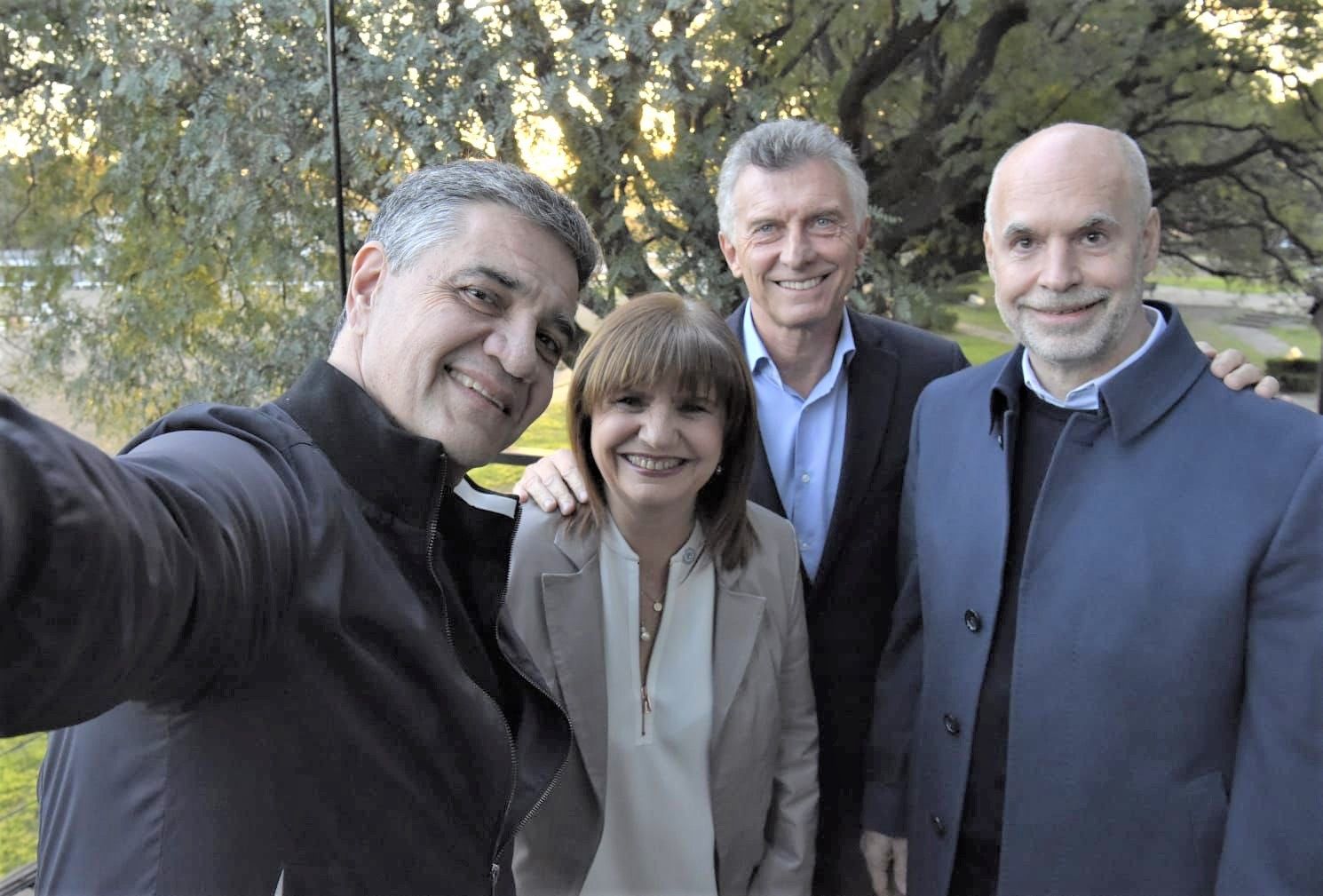 Foto conjunta de Larreta, Bullrich y Mauricio Macri para bajar el tono de la interna