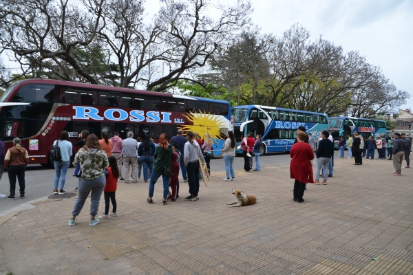 Estudiantes locales celebraron su egreso de la escuela primaria con un viaje compartido a San Clemente