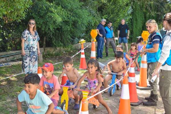 Escuela abierta de verano: estrenaron las patacletas en el taller de seguridad vial