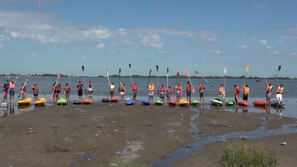 Participantes del grupo Envión realizaron el tradicional cruce de la laguna en kayak